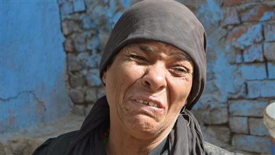 «صرخة ضنا».. سيدة أفنت 30 عاما في الشوارع للبحث عن نجلها بصورة مرسومة (صور)