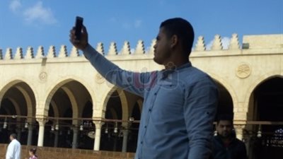 السيلفي يسيطر على رواد مسجد عمرو بن العاص بعد خطبة وزير الأوقاف