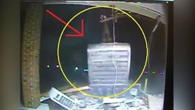 بالفيديو.. لحظة سرقة آلة سحب نقود من جدار مصرف