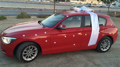 بالصور.. مصري يفاجئ زوجته بسيارة فارهة هدية عيد ميلادها