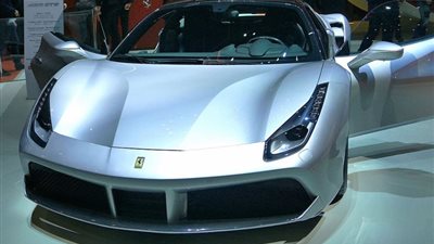 انتقادات لأب بعد توصيل ابنه للمدرسة بسيارة فيراري