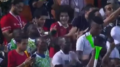 المصريون المحتفلون بهدف نيجيريا في الجزائر: بنشجع اللعبة الحلوة وندعم العرب من قلوبنا