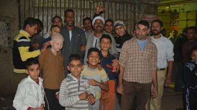 بالصور.. القصة الكاملة لعودة واختفاء طفلة في شبرا الخيمة.. مسن يستدرجها ويخفيها عن أهلها.. الأسرة تفترش الشارع شهرين.. مجهول يعيدها لعائلتها.. ورقية: كل اللي فكراه ست كانت بتديني لعب