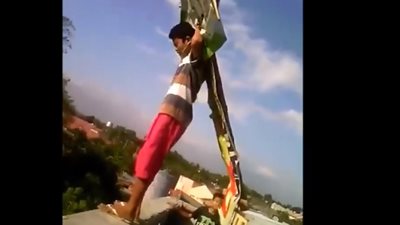 لحظة سقوط طفل حاول الطيران من أعلى منزله (فيديو)