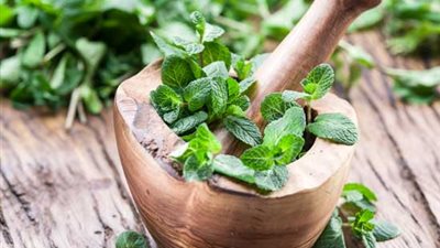 3 مشروبات عشبية تخلصك من المغص وآلام المعدة
