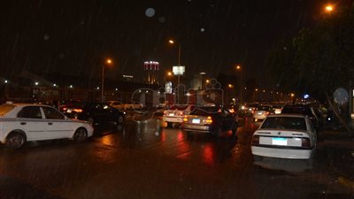 إرشادات القيادة الآمنة على الطرق أثناء هطول الأمطار