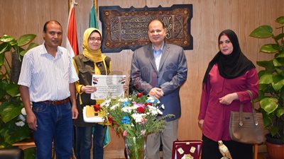 محافظ الفيوم يُكرم الطالبة هبة محمد لحصولها على المركز الثاني في الثانوية العامة