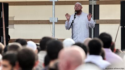 قلق ألماني لتزايد مؤيدي الحركات السلفية.. 550 ألف سلفي من أصل 4 ملايين مسلم في ألمانيا.. 500 جهادي غادروا إلى سوريا.. «دانتشكة»: أفكار السلفية تجذب الشباب.. «جلازر»: يجب بناء الثقة