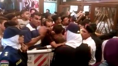 بالفيديو.. الشرطة النسائية تنظم دخول الجمهور بسينمات وسط البلد