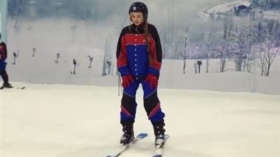 هنا الزاهد تستمتع بالتزحلق على الجليد (فيديو)