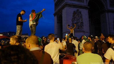 فرحة التأهل عكرها مقتل 7 في الجزائر واعتقال المئات في باريس