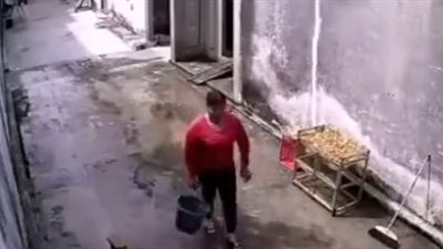 امرأة قوية تقتل عجوزا في شجار نشب بينهما ( فيديو)