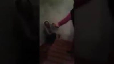 بالفيديو.. امرأة تلقن زوجها «علقة ساخنة» بمساعدة أولادها