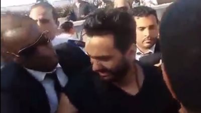 بالفيديو.. صراخ وتدافع بين الفتيات لحظة وصول تامر حسني للدار البيضاء