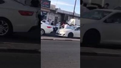 بالفيديو.. مشاجرة عنيفة بين مجموعة أشخاص أمام سوبر ماركت بالسعودية