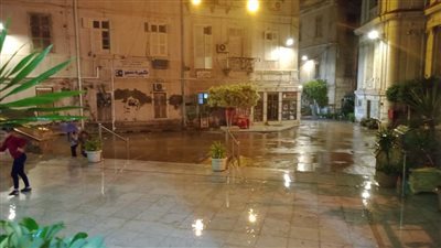 هطول أمطار غزيرة على الإسكندرية وانتشار سيارات شفط المياه