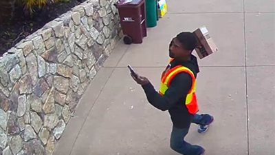 عامل طرود يغضب عميلا بطريقة تسليمه الطرد (فيديو وصور)