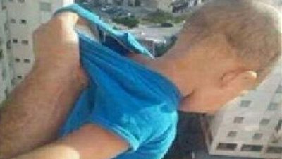 بالصور.. جزائري يعلق طفله في نافذة بالطابق الـ15 من أجل «اللايكات»