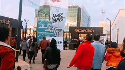 توافد الجمهور على حفل عمرو دياب في جامعة مصر (صور)