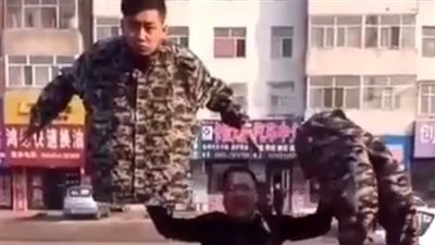 بالفيديو.. غباء شخصين يتسبب في كشف خداعهما