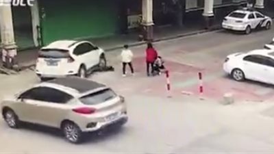 لقطات مفجعة للحظة دهس سيارة دفع رباعي طفلة أمام أعين والدتها (فيديو)