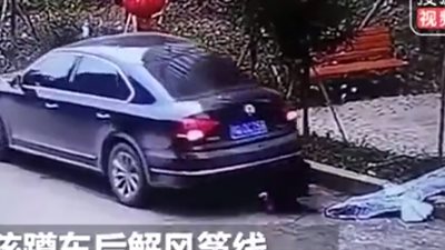 رد فعل سائق دهس فتاة تحت عجلات سيارته (فيديو)