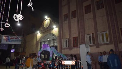 أقباط أسيوط يتوافدون على الكنائس لحضور قداس عيد الميلاد وسط استنفار أمني |صور