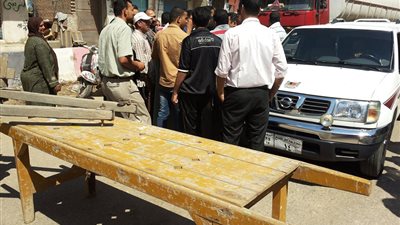 بالصور.. الأهالي يقطعون الطريق على سائقي 