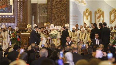 السيسي يهدي البابا تواضروس باقة ورد بمناسبة عيد الميلاد المجيد | فيديو