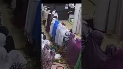 لص يسرق حقيبة امرأة من داخل مسجد (فيديو)