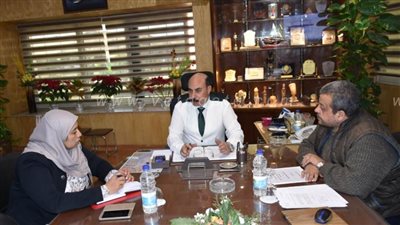 محافظ أسوان يناقش إجراءات تنفيذ التحول الرقمي