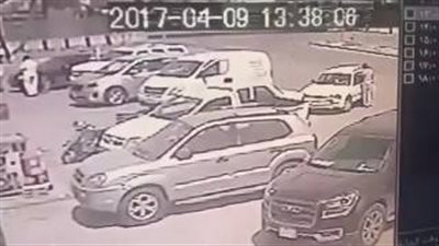 بالفيديو.. لصوص يسرقون 50 ألف ريـال من سيارة مسن في الرياض