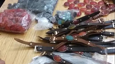 ضبط ١٣ كيلو مشغولات فضية وأحجار كريمة بحوزة راكب في مطار القاهرة