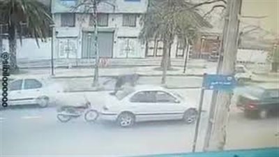 لحظة نجاة سائق دراجة نارية من حادث مروع بطريقة لا تصدق (فيديو)