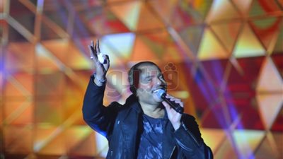 عمرو دياب يتألق في حفل جامعة مصر بحضور الآلاف من جمهوره (صور)