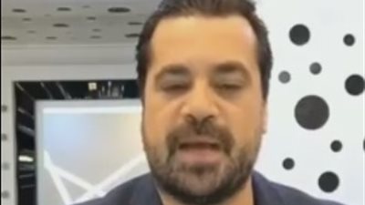 بالفيديو.. «منير» يفجر مفاجأة للفتيات بعد صدمتهن من أسعار صبغات الشعر