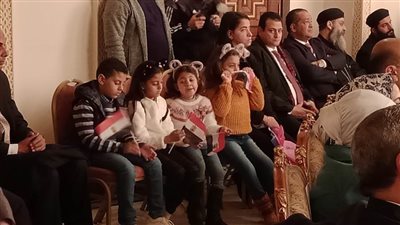 بالأعلام المصرية.. أقباط المرقسية بالإسكندرية يحتفلون بعيد الميلاد