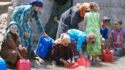 «نقطة ميه يا حكومة».. أهالي «الخلالية» بالشرقية يلجأون للترع بسبب نقص المياه