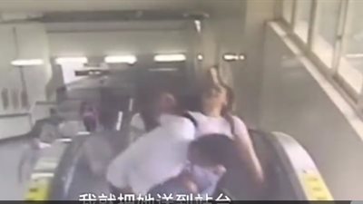 لحظة إصابة امرأة بسكتة قلبية أثناء نزولها على السلم (فيديو)