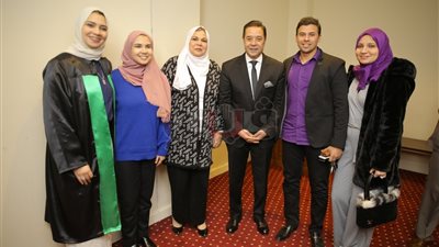 مدحت صالح يشعل حفل تخرج «تجارة عين شمس» بمركز المنارة (صور)