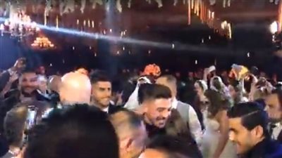 كهربا ونجوم الأهلي يحضرون زفاف أحمد الشيخ | فيديو