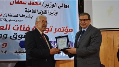 «سعفان» يسلم 250 شهادة «أمان» للعمالة غير المنتظمة بالإسماعيلية