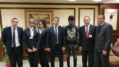 استقبال خاص من موظفي مطار الغردقة الدولي لساديو ماني | صور 