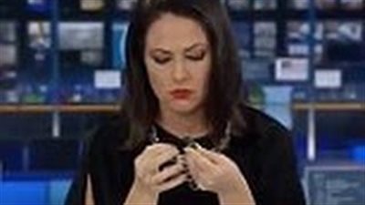 بالفيديو.. لحظة تعرض مذيعة لصدمة على الهواء