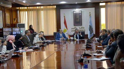 بالصور.. رئيس مجلس أمناء الجامعة الألمانية يلتقي محافظ الأقصر