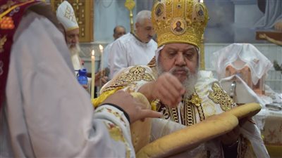 قساوسة أسيوط يقيمون طقوس عيد الميلاد باختيار المحمل | صور