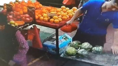 امرأة تخدع بائعا وتسرقه بطريقة ماكرة (فيديو)