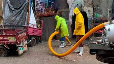 حي غرب الإسكندرية يتابع عملية شفط مياة الأمطار من الشوارع