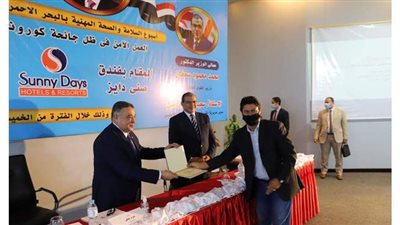 وزير القوى العاملة يسلم 100 شهادة 