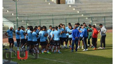 خالد عيد يجتمع بلاعبي غزل المحلة لمعالجة اخطاء مباراة دجلة الودية | صور